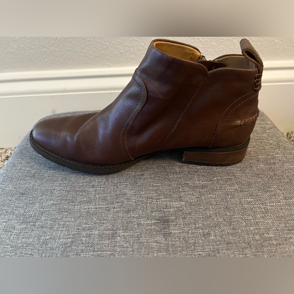 UGG Aureo Brown Leather Ankle Boot Lug Sole Bootie Zipper Size 7.5 - Picture 4 of 13